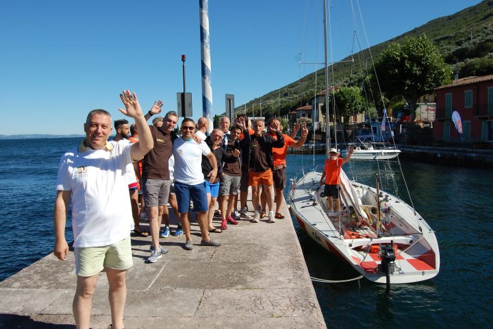 gruppo di persone al molo