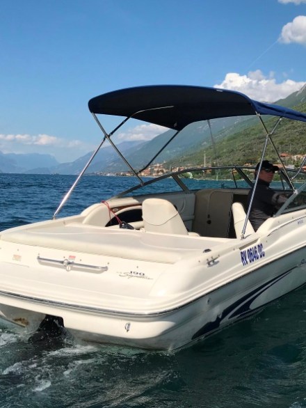 Barca bianca con tendalino